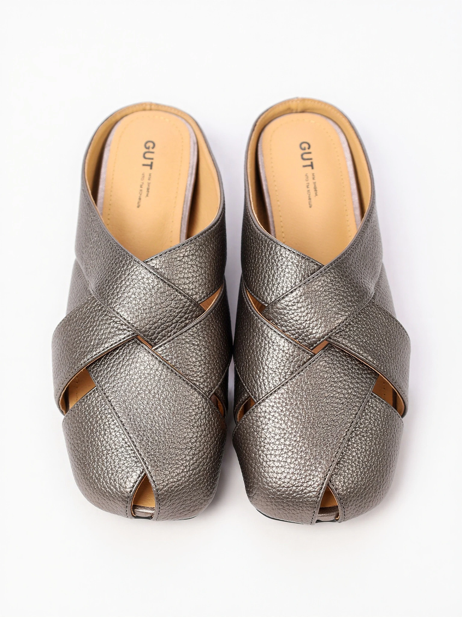 Сабо цвета серебра на венском каблуке